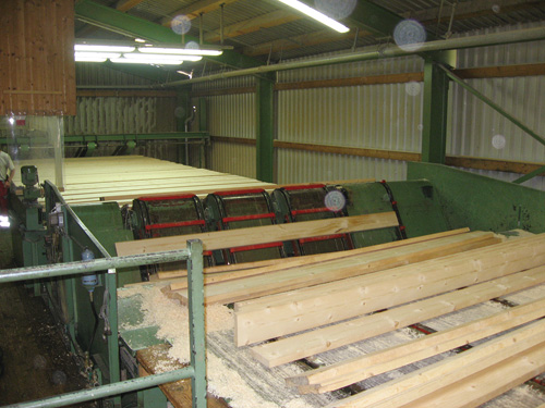マイアーメルンホーフ社製材工場内、機械による流れ作業で製材された板（写真撮影：本間文徳）