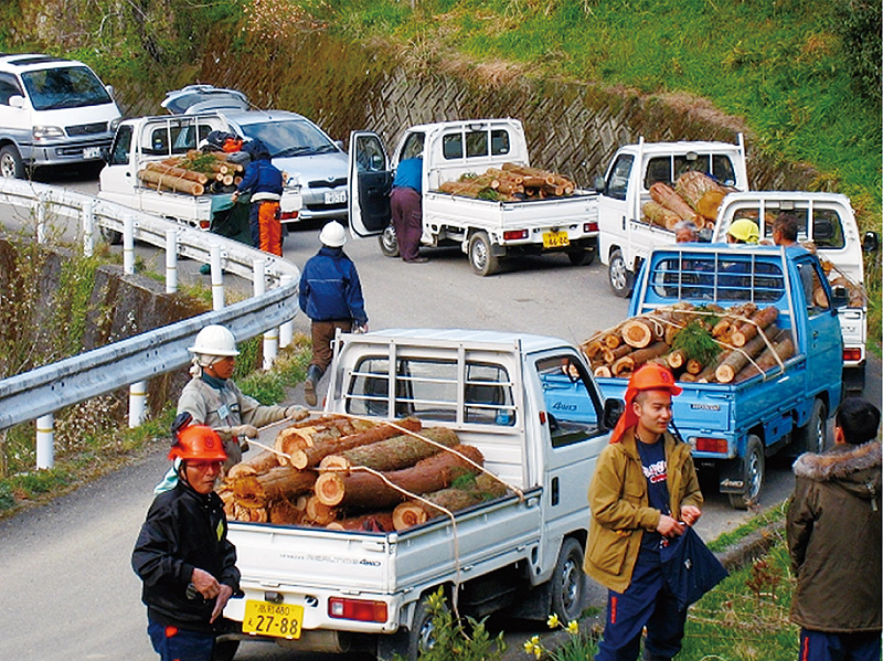 バイオマス集積基地に材を搬出する自伐林家